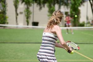 Tennisspielerin im Atlantica Holiday Village Kos, die einen Ball schlägt.