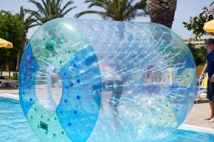 Aufblasbarer blauer Ball im Schwimmbad des Atlantica Holiday Village Kos