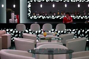 Hotelbar im Atlantica Holiday Village Kos mit Cocktails und Barkeeper im Hintergrund.