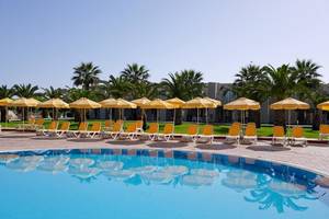 Außenpool mit Sonnenliegen und Sonnenschirmen im Atlantica Holiday Village Kos
