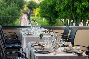 Tisch im Freien des Atlantica Holiday Village Kos mit Platzkarten und Geschirr