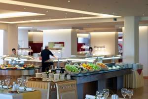 Buffetbereich im Atlantica Holiday Village Kos Hotel mit gedeckten Tischen und Buffet mit verschiedenen Speisen.