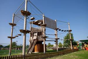 Abenteuerspielplatz im Atlantica Holiday Village Kos mit Holzstruktur und Kletternetzen.