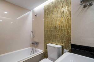 Badezimmer des Chaba Samui Resort mit Badewanne, Toilette und Waschbecken.