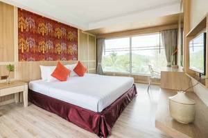 Hotelzimmer im Chaba Samui Resort mit großem Bett, Fenster und Gartenblick.