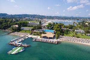 Luftaufnahme des Kontokali Bay Resort & Spa mit Pool, Strand und Hafen