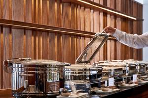 Buffet-Tisch im Kontokali Bay Resort & Spa mit Silbergeschirr und Speisen