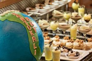 Kuchenkugel mit dem Schriftzug Kontokali auf einem Buffet mit vielen Desserts im Kontokali Bay Resort & Spa