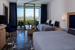 Hotelzimmer im Kontokali Bay Resort & Spa mit Blick auf den Strand.