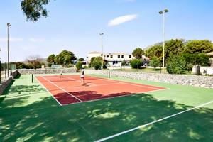 Tennisplatz mit zwei Personen auf dem Colonna Hotel Du Golf