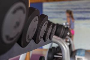 Reihe von Gewichten im Fitnessstudio des Bull Hotel Reina Isabel & Spa