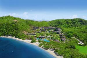 Luftaufnahme des Dreams Las Mareas Costa Rica Resorts mit Blick auf die Küste, Gebäude und Pool.