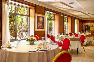 Innenraum des Restaurants im Allegro Agadir Hotel mit gedeckten Tischen und Stühlen.