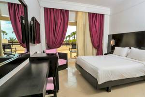 Ein modernes Hotelzimmer mit Blick auf den Garten im Allegro Agadir
