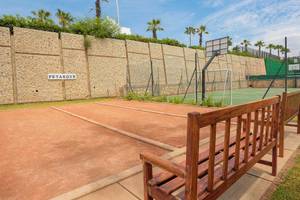 Freizeitbereich des Allegro Agadir Hotels mit einem Basketballfeld und zwei Holzbänken.