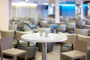 Cocktails auf einem Tisch im Tagoro Family & Fun Costa Adeje Hotel.