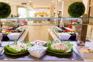 Buffetauswahl im Tagoro Family & Fun Costa Adeje Hotel mit verschiedenen Salaten, Käse und Crackern.