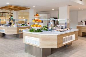 Buffetbereich im Tagoro Family & Fun Costa Adeje Hotel mit verschiedenen Gerichten und Früchten.