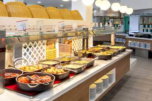 Buffet im Tagoro Family & Fun Costa Adeje mit verschiedenen Gerichten und Speisen in Metallschalen.