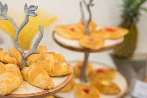 Croissants und Gebäck auf dreistöckigem Tablett im Ocean Breeze Resort Khao Lak