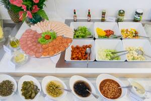 Buffet im Ocean Breeze Resort Khao Lak mit verschiedenen Gerichten, Dips und Salaten.