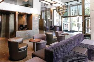 Lobby des Neya Lisboa Hotels mit modernen Möbeln und leuchtenden Lampen.