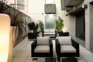 Foto von der Terrasse des Neya Lisboa Hotels mit Sitzecken und Pflanzen.