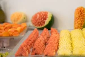 Obstplatten im Ocean Breeze Resort Khao Lak mit Wassermelonen, Ananas und Melonen