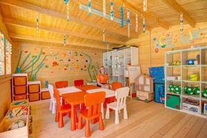 Innenansicht des Kinderzimmers im SBH Maxorata Resort mit bunten Wandmalereien und Spielzeug.