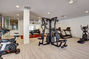 Fitnesscenter im SBH Maxorata Resort mit verschiedenen Trainingsgeräten.