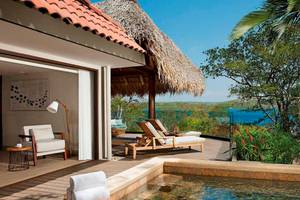 Suite mit Meerblick im Secrets Papagayo Costa Rica, inklusive Außenbereich mit Whirlpool, Sonnenliegen und Aussicht auf den Ozean.