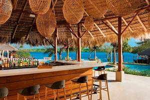Bar im Secrets Papagayo Costa Rica mit Blick auf den Pool und das Meer