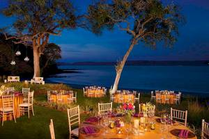 Ein abendessen im freien mit mehreren runden tischen unter freiem himmel am strand des geheimnis papagayo costa rica