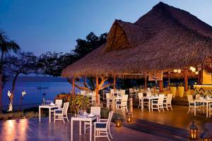 Außenbereich des Restaurants am Strand im Hotel Secrets Papagayo Costa Rica bei Nacht.