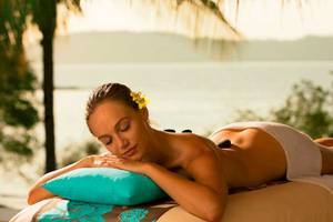 Frau im Hotel Secrets Papagayo Costa Rica entspannt am Strand
