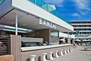Außenansicht der Poolbar Banzai im Sol Wave House All Suites Hotel.