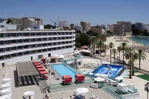 Obersicht des Sol Wave House All Suites Hotels mit Pool, Wasserrutsche und vielen Liegen am Strand