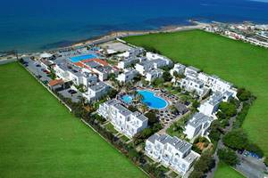 Luftaufnahme des Europa Beach Hotel & Spa mit Swimmingpool und Meerblick