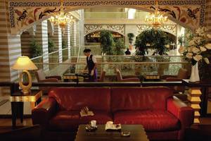 Lobby-Lounge mit roter Couch und Lampen im Nirvana Dolce Vita Hotel.