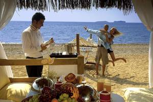 Strandbuffet-Service im Nirvana Dolce Vita Hotel mit Paar und Kellner.