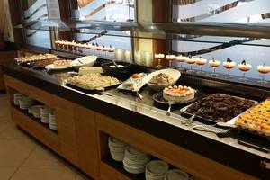 Buffet-Auswahl im Europa Beach Hotel & Spa mit verschiedenen Desserts und Kuchen.