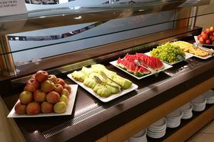 Frühstücksbuffet im Europa Beach Hotel mit verschiedenen Früchten und Gerichten.