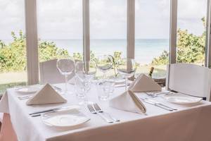 Tisch im Restaurant des Iberostar Origin Bella Costa mit Blick auf das Meer