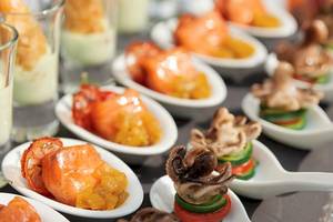 Fischbuffet im Preskil Island Resort mit verschiedenen Gerichten auf weißen Tellern.