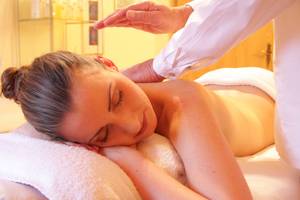 Eine Frau genießt eine Massage im Preskil Island Resort.