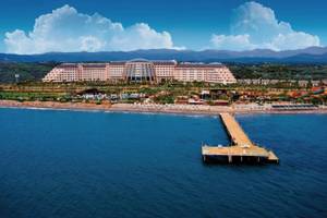 Luftaufnahme des Long Beach Alanya Hotels mit Blick auf den Strand und das Meer.