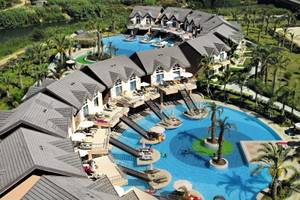 Luftaufnahme des Long Beach Alanya Resorts mit Swimmingpool und Gebäuden