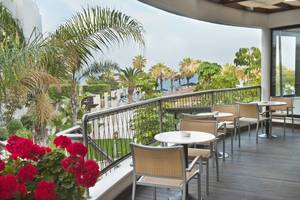 Hotelterrasse mit Blick auf Palmen und das Meer im Louis Ledra Beach.