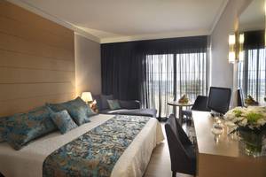 Schlafzimmer im Louis Ledra Beach Hotel mit großem Bett, Dekor und Aussicht