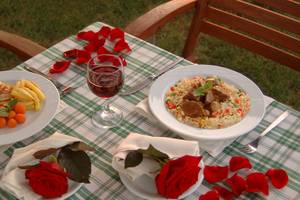 Tisch mit Essen und Getränke im Garten des Minos Mare Hotels
